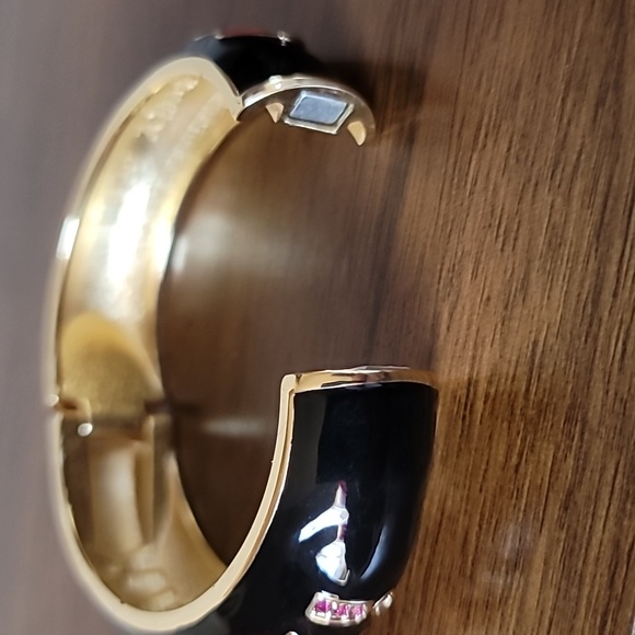 BETSEY JOHNSON First Date Collection Kiss Me Hinged Bangle Bracelet. - Picture 10 of 11